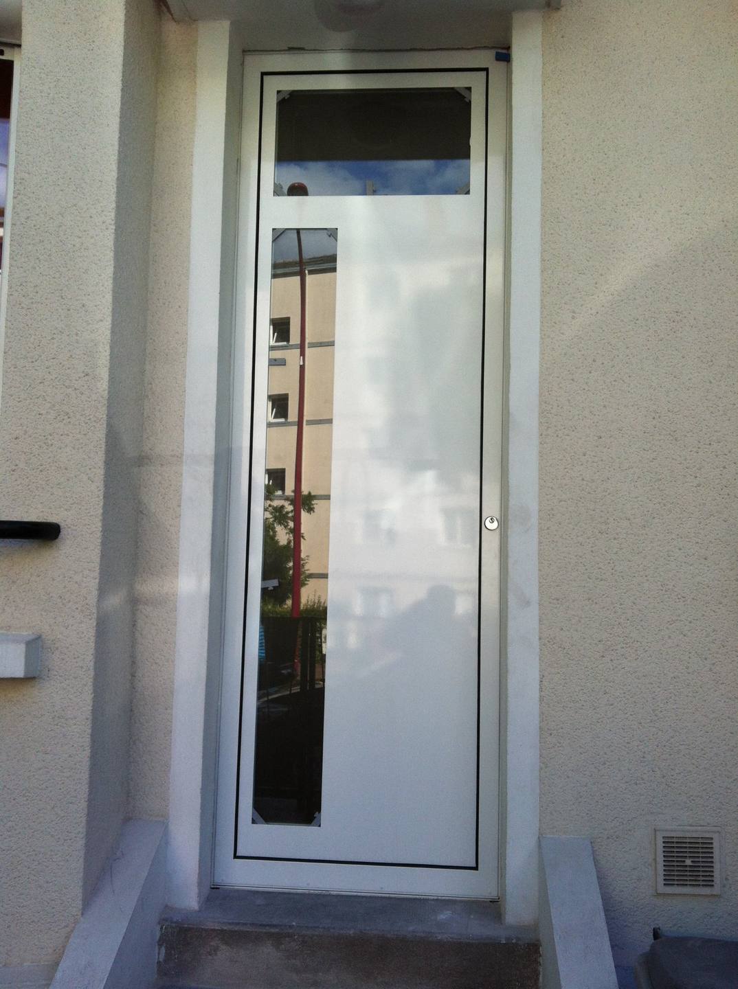 Porte acier blanche vitrée sur mesure à Puiseaux — EloxyMetal