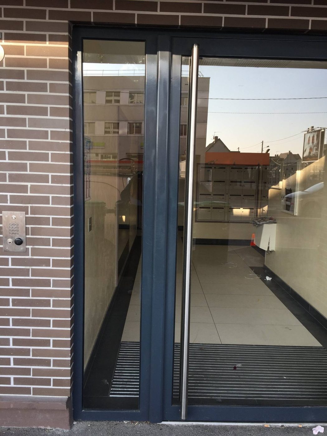 Porte d'entrée aluminium anthracite vitrée avec digicode — EloxyMetal