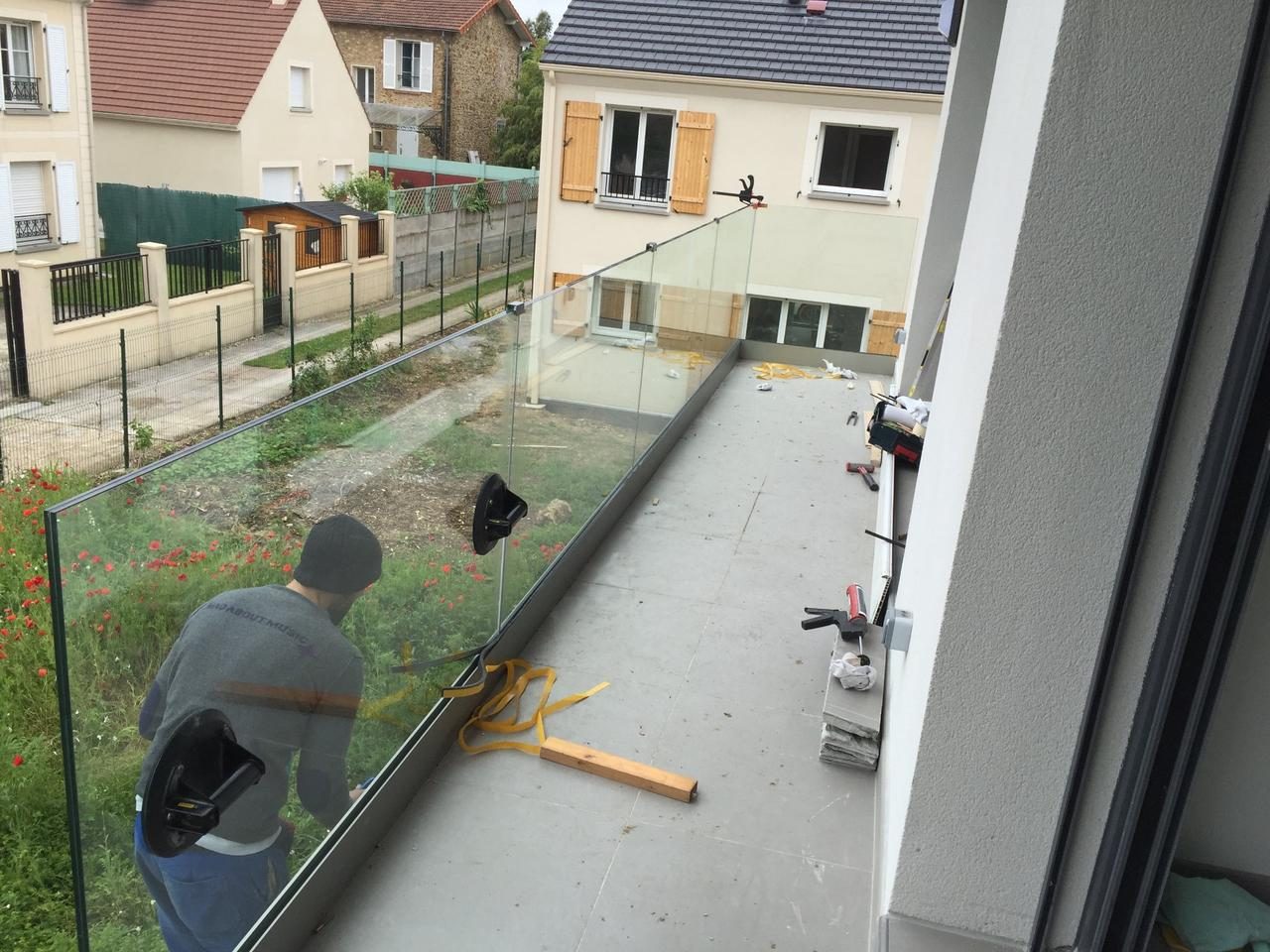 Pose d'un garde-corps en verre feuilleté sur une terrasse — EloxyMetal