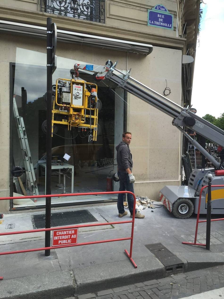 Pose vitrage grande dimension ventouse grue rue de la Trémoille Paris — EloxyMetal