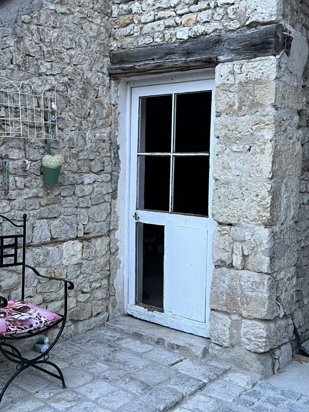 Ancienne porte en bois peinte en blanc dans un encadrement en pierre avec linteau chêne — rénovation EloxyMetal