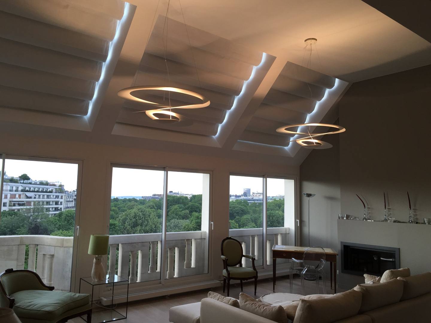 Salon baies vitrées vue toits Paris plafond suspendu LED — EloxyMetal
