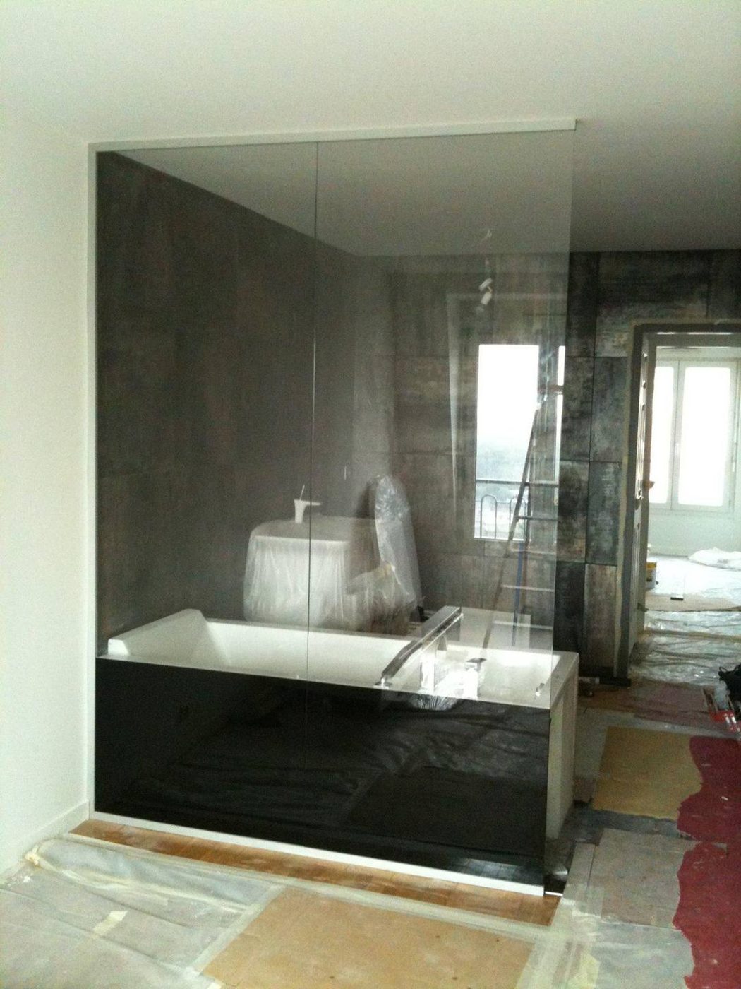 Séparation de salle de bain en verre trempé le long d'une baignoire — EloxyMetal