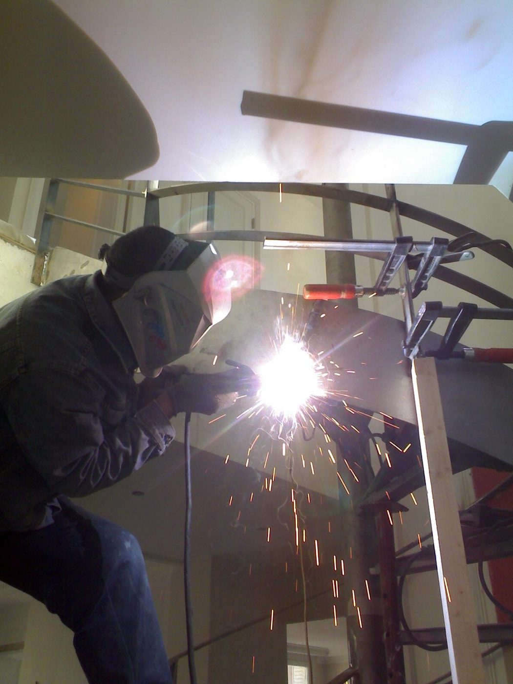 Soudure d'une structure d'escalier en acier à l'atelier — EloxyMetal