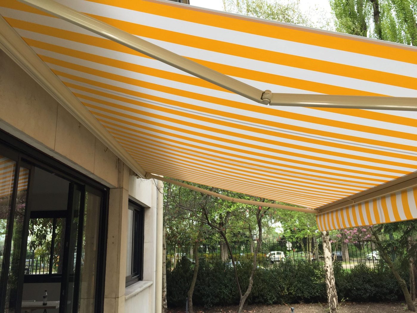 Store banne à bras articulés, double toile rayée jaune et blanc — EloxyMetal