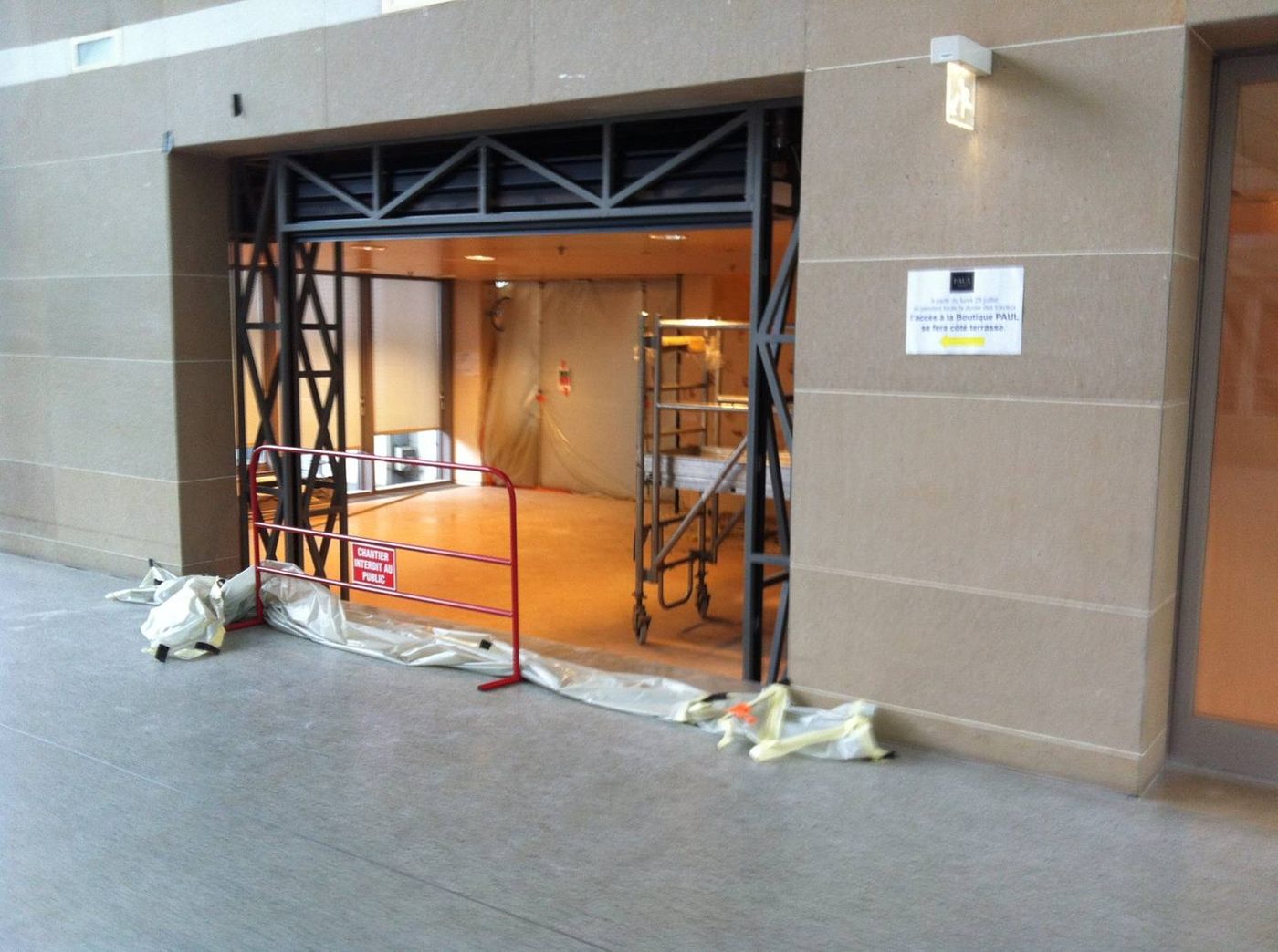 Structure acier noir d'une entrée commerciale en cours de chantier — EloxyMetal