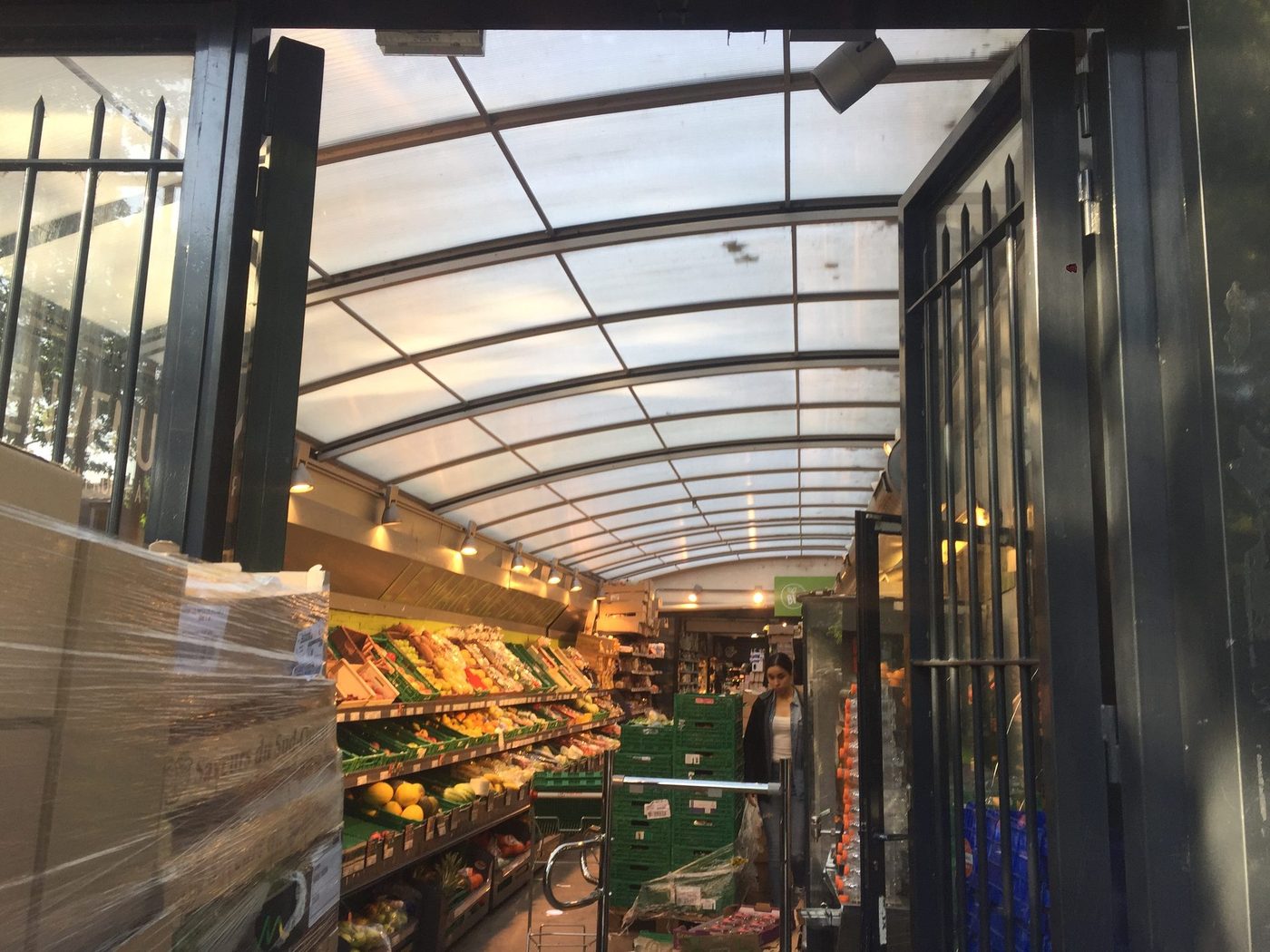 Toiture-verrière cintrée en structure métal et polycarbonate pour un commerce — EloxyMetal