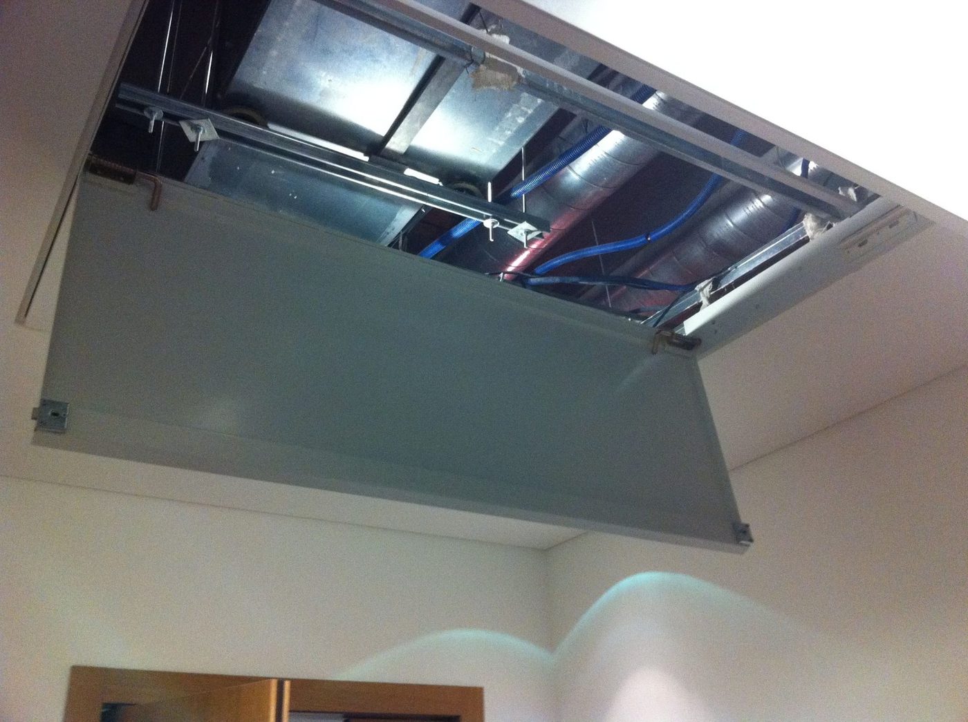 Trappe d'accès de plafond pour la maintenance des réseaux techniques — EloxyMetal
