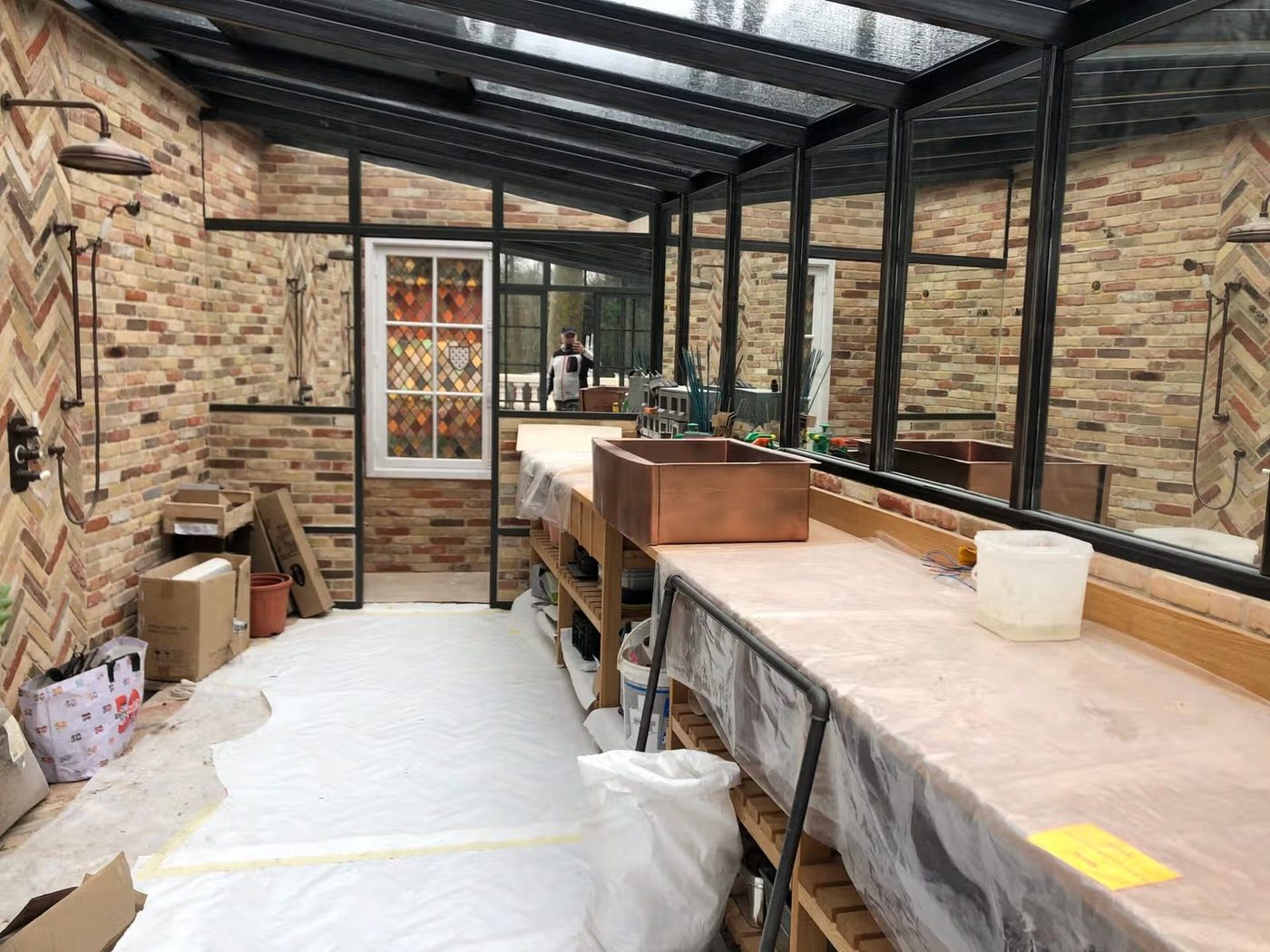 Véranda acier vue de l'intérieur, briques, chevrons et vitraux — EloxyMetal