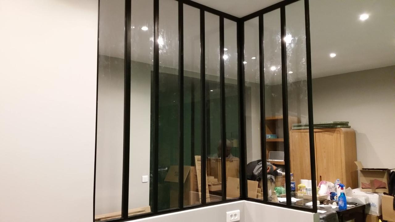 Verrière d'atelier en acier noir formant un angle de cloison vitrée — EloxyMetal