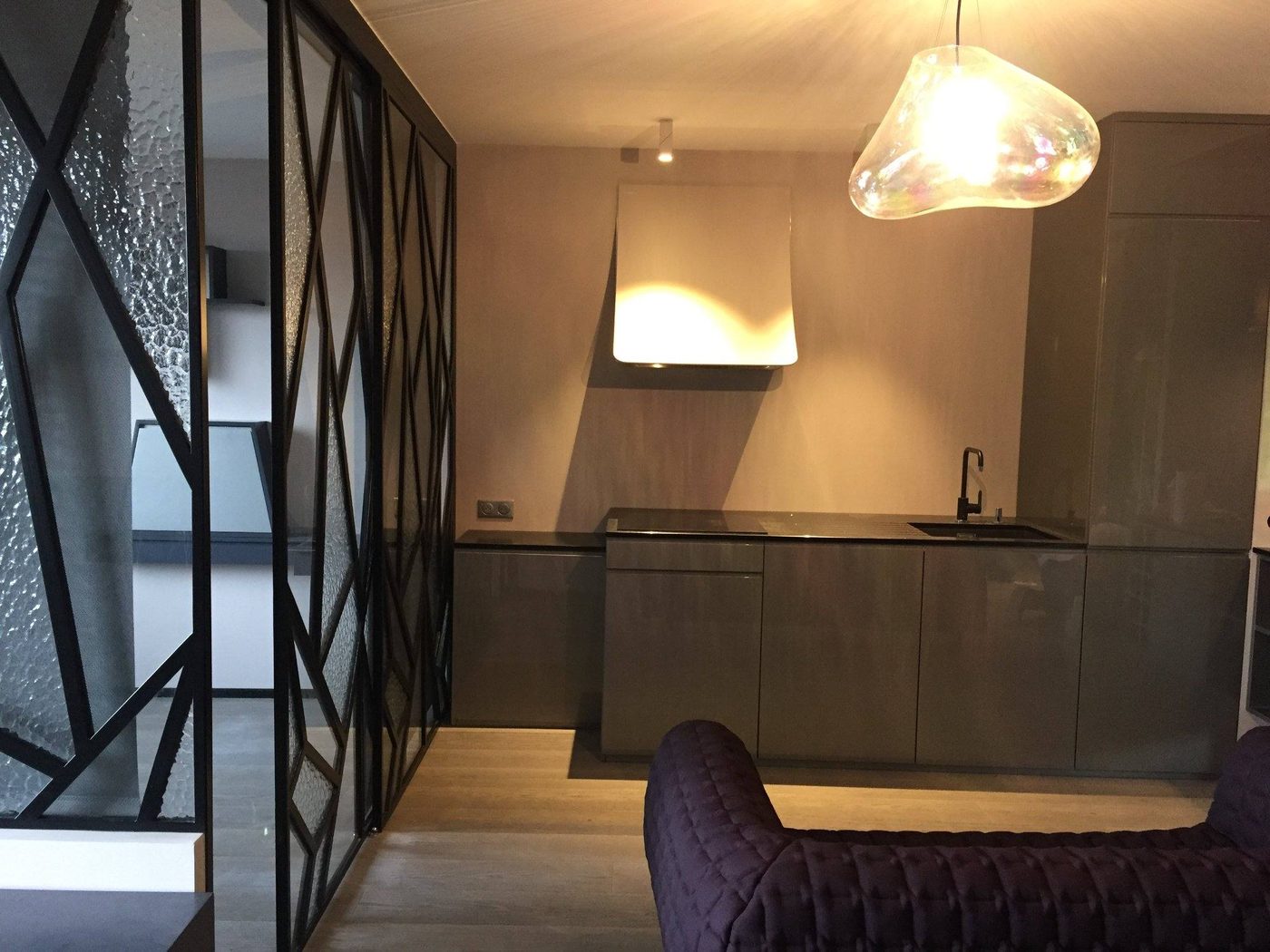 Verrière d'atelier noire de style industriel dans une cuisine, après travaux — EloxyMetal