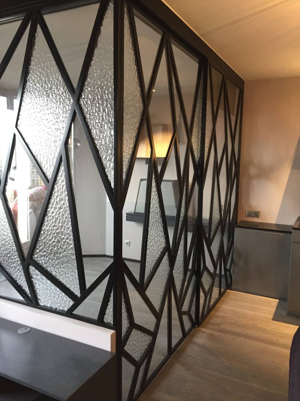 Verrière noire à losanges en verre texturé le long d'un escalier — EloxyMetal