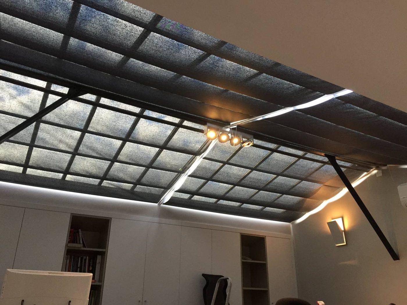 Verrière de toit plat équipée d'un store screen, bureau éclairé en LED — EloxyMetal