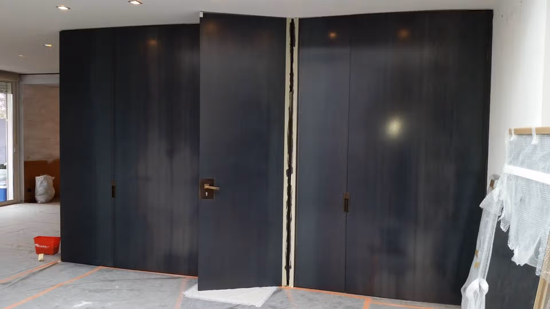 Cloison acier laqué noir avec double porte pivotante – Séparation intérieure sur mesure EloxyMetal Pithiviers