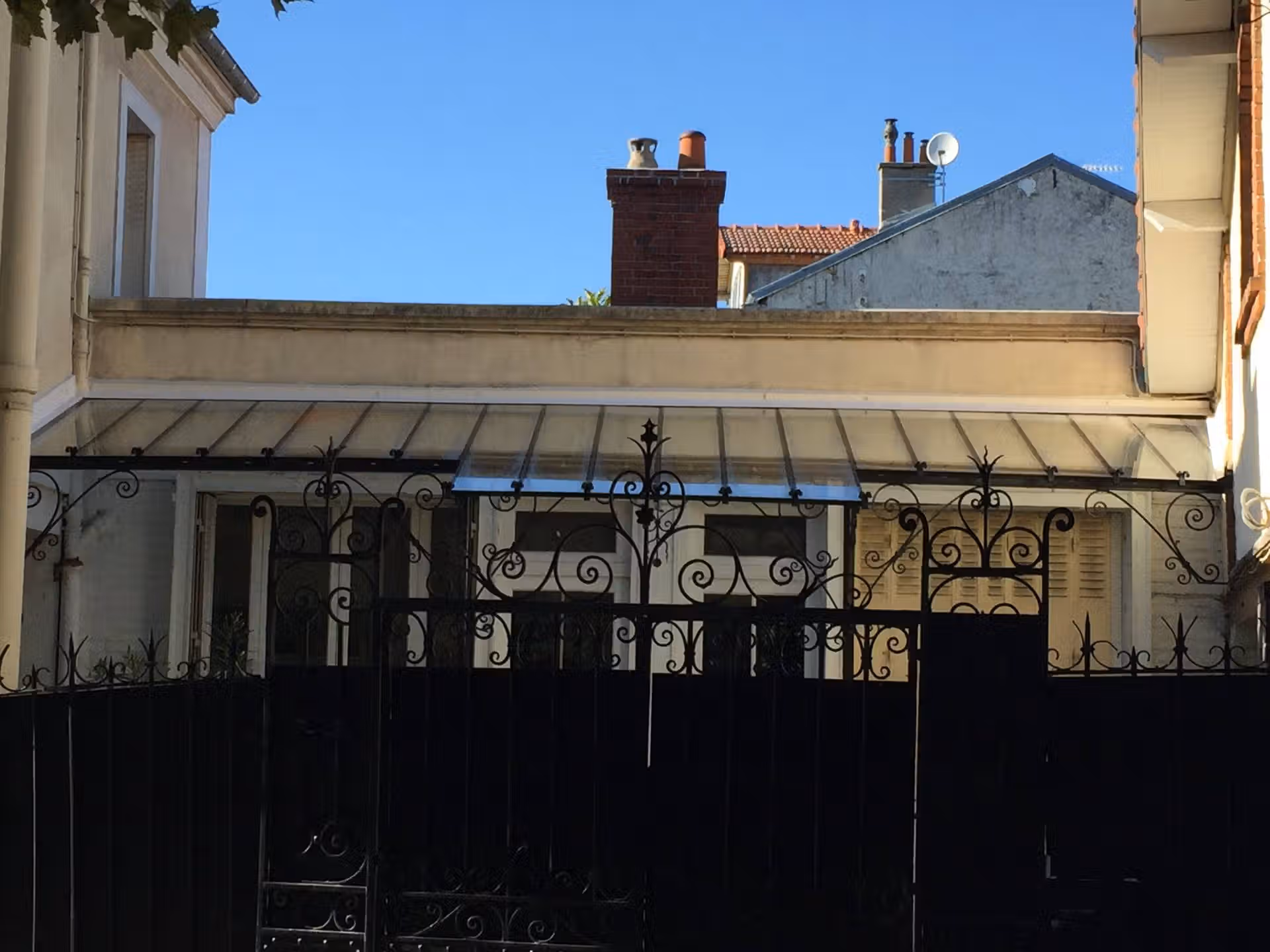 Marquise vitrée avant rénovation – Grille en fer forgé état initial – EloxyMetal Pithiviers