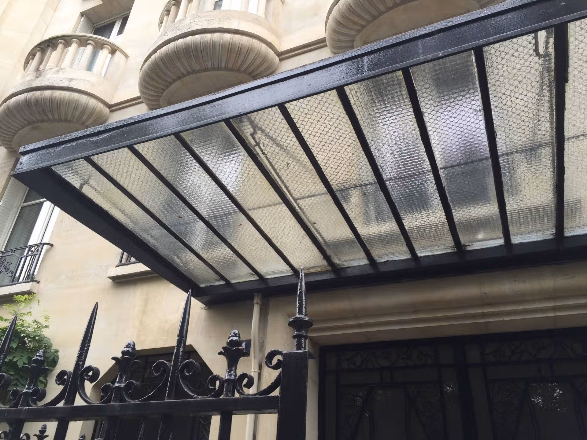 Marquise vitrée structure métallique noire – Immeuble haussmannien Paris – EloxyMetal