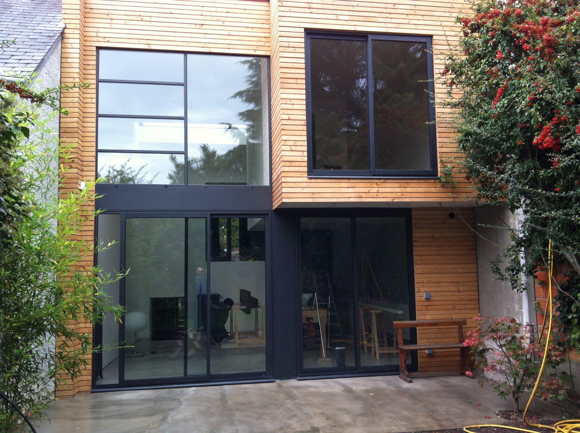 Baies vitrées coulissantes aluminium anthracite façade bardage bois maison contemporaine — EloxyMetal