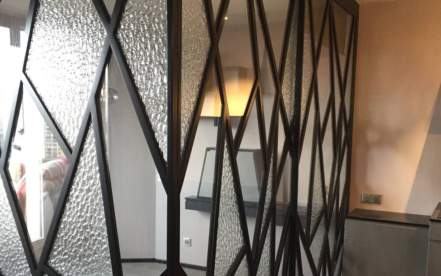 Verriere Noire Verre Texture Losanges Couloir Escalier Design Moderne E1775924919859